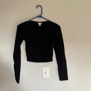 BLACK LONG SLEEVE CROP TOP